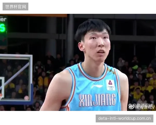 周琦在攻防两端展现强大篮下统治力,是北京队内线效率的绝对保障。 周琦在攻防两端展现强大篮下统治力,是北京队内线效率的绝对保障。